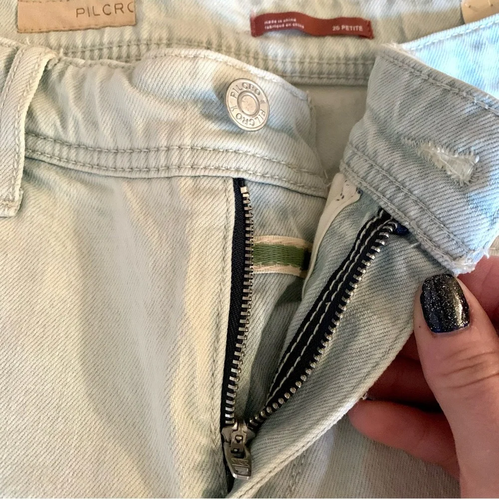 ❗️SALE❗️ Pilcro Mid-Rise Slim Boyfriend Jeans - Picture 4 of 13